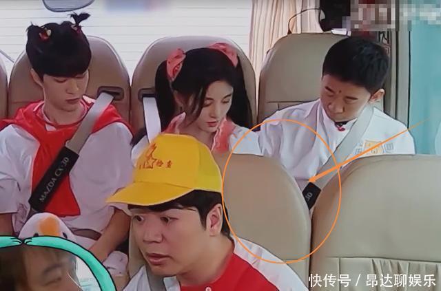 画面|鞠婧祎系安全带方法太特别,需要三个男嘉宾帮忙,这画面没看错吧