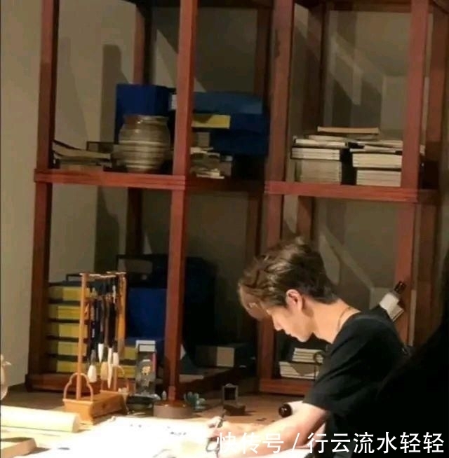 工作人员|工作人员发现王一博下班后正在练习认真