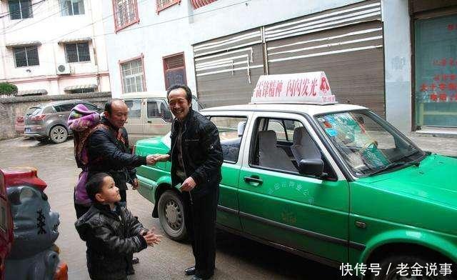  司机|出租车上孩子一直哭，妈妈拿糖哄，司机看到娃的脚后要报警