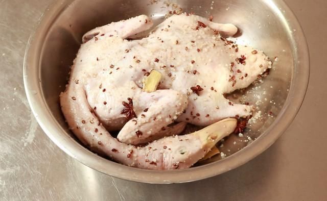香辛料|盐水鸭非常简单,重要用90度水焯,白米醋除腥,香辛料仅用八角、麻椒