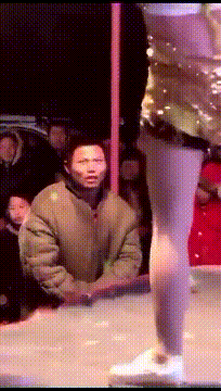 GIF|搞笑GIF：你们三再看啥玩意