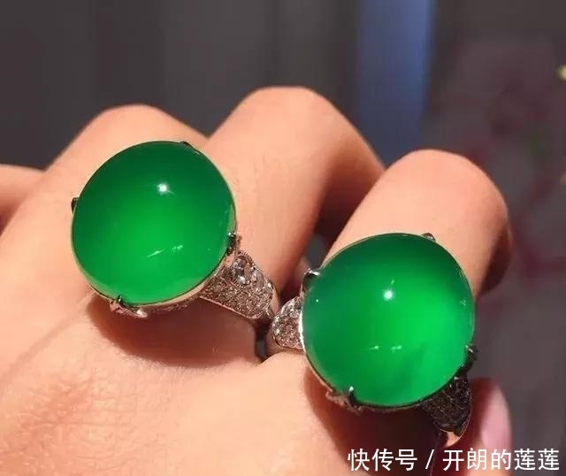 老大爷|老大爷嫌自己佩戴的翡翠水头不太好，用水一泡后，一看吓了一跳！