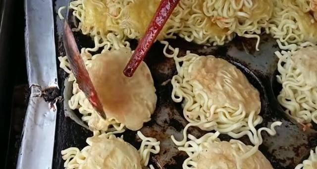 路边|大婶在路边摆摊卖这小吃,路人见了只摇头,试尝后连锅都买走了