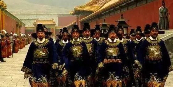  作出|为了挽救大明王朝，崇祯帝作出了许多努力，可惜越努力越悲催