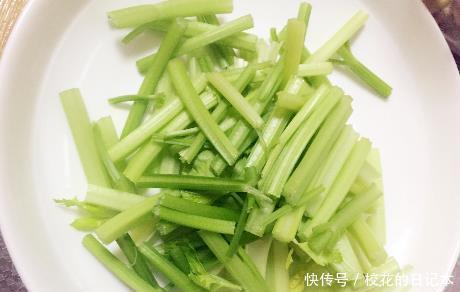 下锅|炒猪肝,别直接下锅炒,教你1招技巧,猪肝滑嫩入味,无腥味