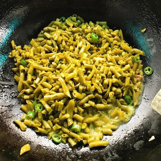  酸脆|酸豆角用什么水腌制比较好不能少了它，做出酸脆口味