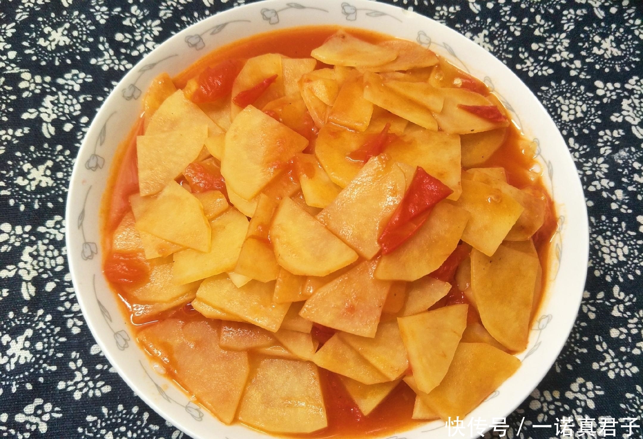 中秋|中秋家宴,时令蔬菜要多吃,教你土豆炖西红柿,汤香味美