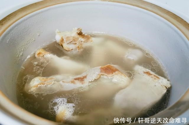 浓肉|做羊肉汤时,千万别乱放调料,记住两点,羊肉汤浓肉香还不膻