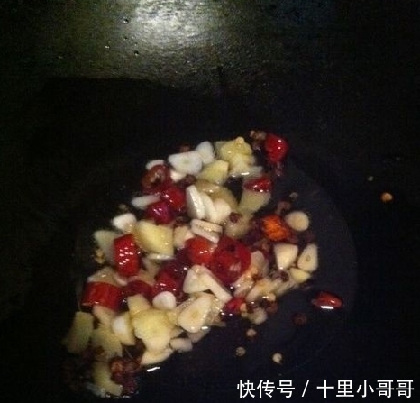 包菜|做手撕包菜,直接下锅就错了!学会这一招,不发黑不油腻酸爽可口