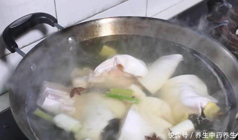  好吃|秋天，这道家常菜要多吃，胶原多多，炖一炖就上桌，入味又好吃
