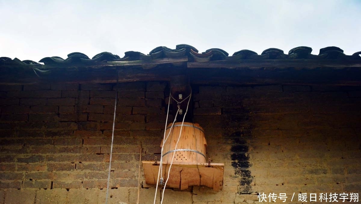 为啥|70岁大爷住山村瓦屋，邻居都已搬走，看他为啥不愿离开