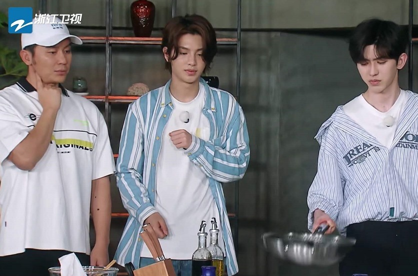 黄明昊|《跑男》为何要力捧21岁的蔡徐坤黄明昊连续两期做客,就是答案