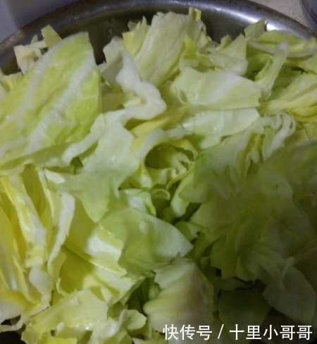 包菜|做手撕包菜,直接下锅就错了!学会这一招,不发黑不油腻酸爽可口