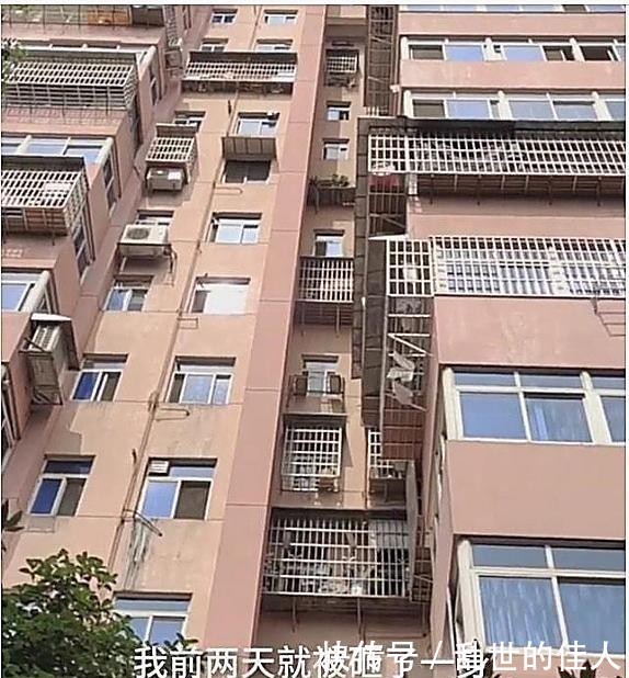  中招|啥情况？超市女老板被楼上扔排泄物砸了一身，中招的还有过路人