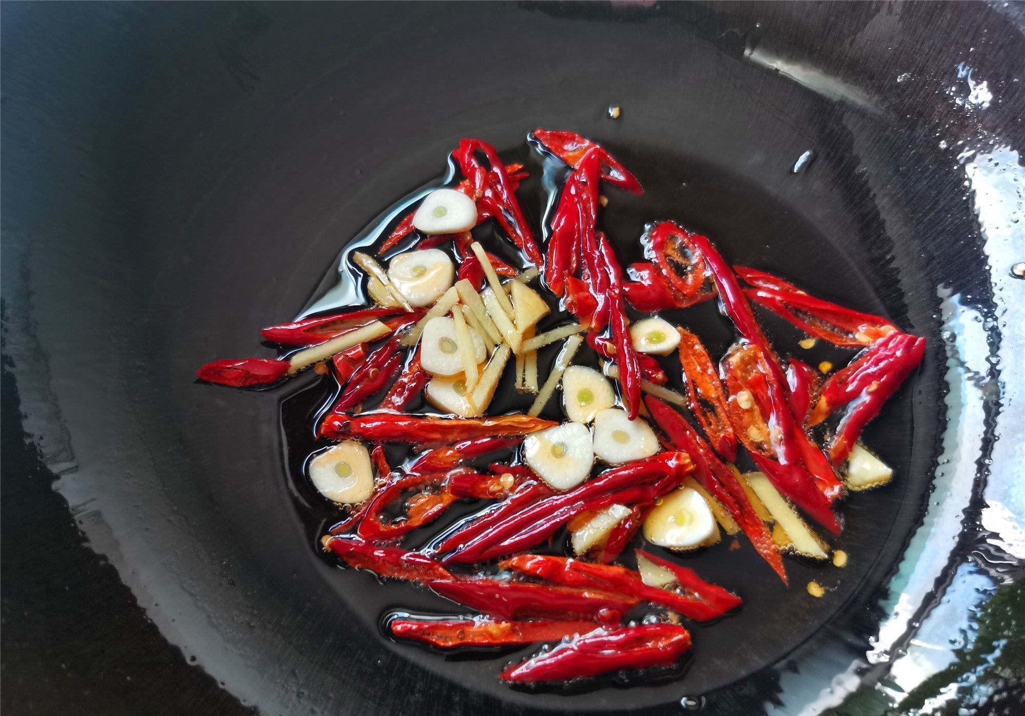 人体吸收|黄豆芽怎样做好吃,这个家常做法特香,不用放肉,佐酒下饭都不错