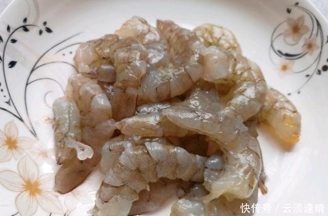 面条|秋季吃面条不如吃饺子,香菇与虾仁搭配在一起,鲜香可口