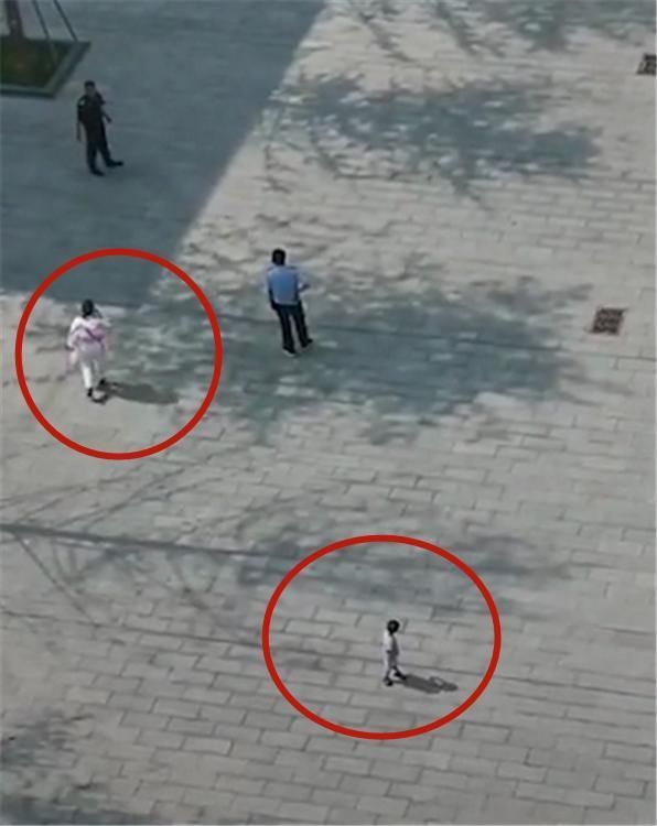 夫妻关系|父母离婚，孩子妈妈和奶奶吵了一架，把孩子丢在法院门口就不管了