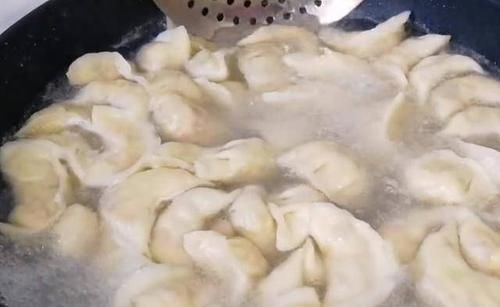 饺子|包饺子别放肉和鸡蛋了，用它做馅料，比肉饺子还香，营养还补钙
