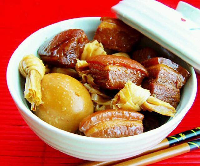  红烧肉|红烧肉不要放八角、桂皮，放上这2样炖才香，减肥都要吃一顿