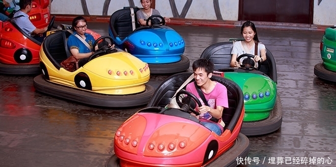  哭笑不得|大妈为图方便直接开碰碰车上路，警察叔叔哭笑不得