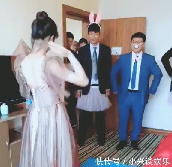 新郎|奇闻：“一马平川”伴娘火了，新郎直勾勾的眼神，网友：赶快离