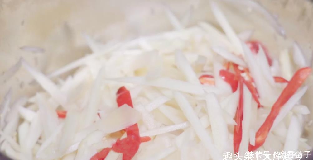 入少许|牛肉总炒老,教你一招,又香又嫩,搭配仔姜一起炒,下酒又下饭