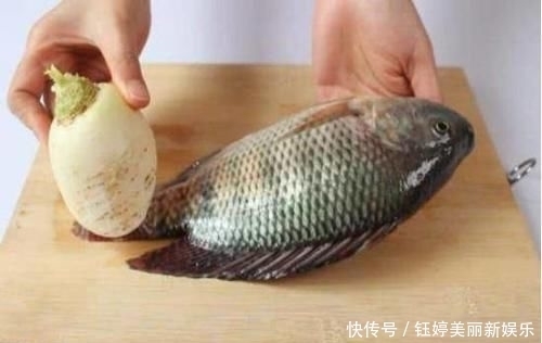 对鱼鳞进行|原来刮鱼鳞这么简单，一个塑料袋就搞定可惜很多人不懂，都学学