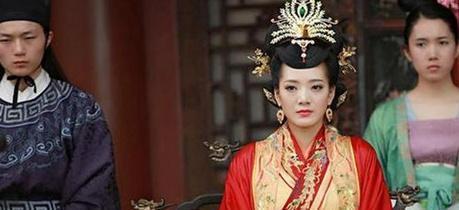 皇后|她13岁嫁皇帝，26岁竟靠抽签当上皇后，一生扶持了3位皇帝