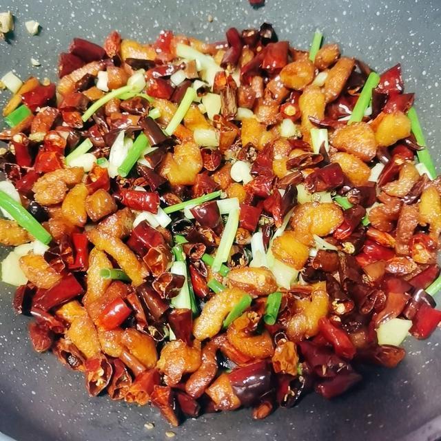 辣椒|外面只有辣椒没有肉,一盘要28,自己在家做,肉多到吃不了