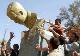  伊拉克|这个人是第一个拿大锤砸萨达姆的雕像，如今他穷困潦倒，后悔莫及！