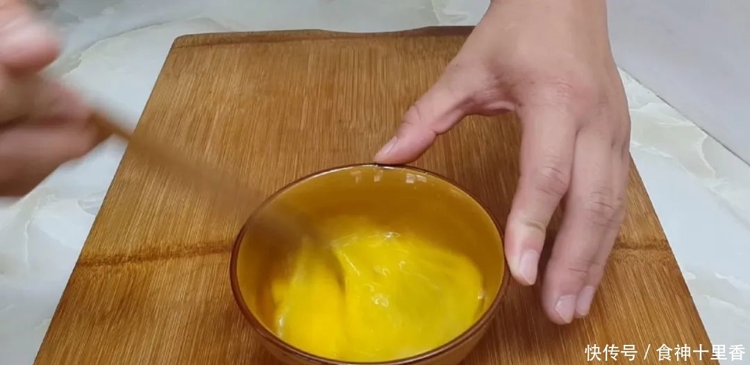 个个|糯米又出新吃法,加2把红枣,个个焦脆又软糯,出锅孩子抢着吃!