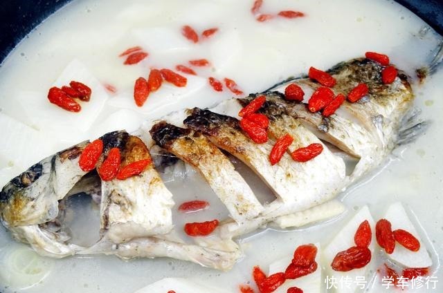 白色|煮鱼汤时,最忌直接加水炖,多加这一步,鱼汤奶白色特别鲜