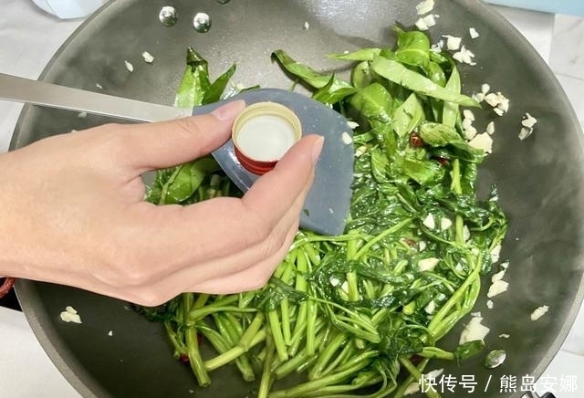 回来|怎么炒空心菜脆嫩入味？大厨：教你6个小窍门，炒出来包你好吃