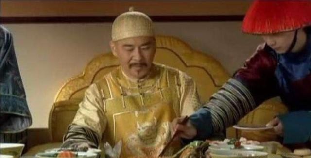 赏赐给|古代皇帝一顿饭几十道菜,那些剩菜又是如何处理的呢?