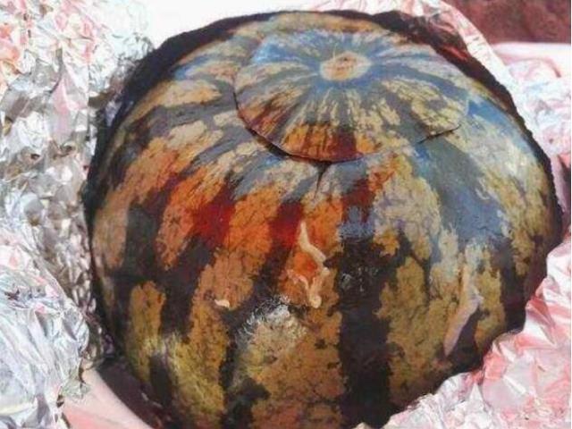  切开|男子到同事家做客，同事用一个西瓜招待他，切开后男子口水直流