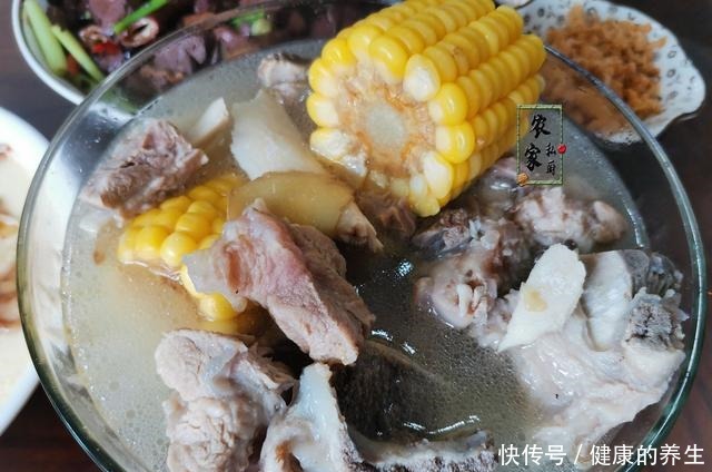 屏幕前|晒两口子的极简午餐,两菜一汤两小菜,网友很精致,比吃外卖强