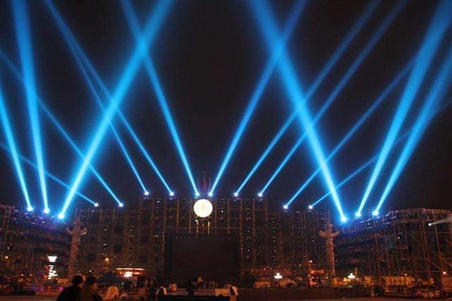 发出|拿手电照天空1分钟后关闭,发出的光子能到宇宙边缘吗