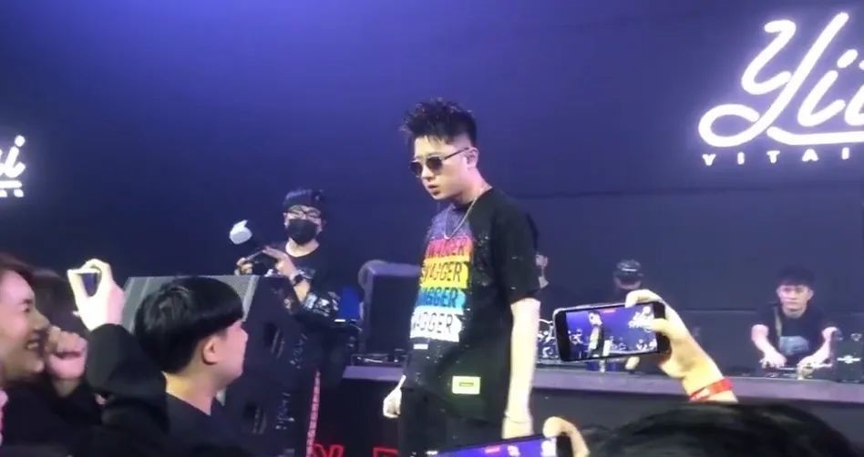 微博|王以太演出被香槟喷满脸,半个嘻哈圈为他道不平!香槟男:下一个目标GAI!