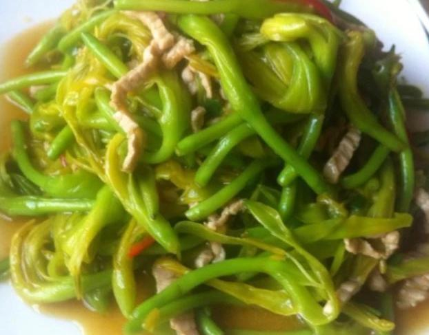 助于|女性30不想成“黄脸婆”,此菜要多吃,皮肤像冻龄,细腻又水灵