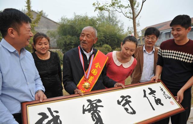 还债|79岁老人替儿还债330万，坦言人在债在，不能活的没有良心