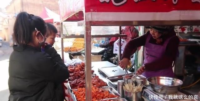 邻摊|大娘街边卖“炸鸡腿”,10元3个,供不应求,邻摊少吃为好!