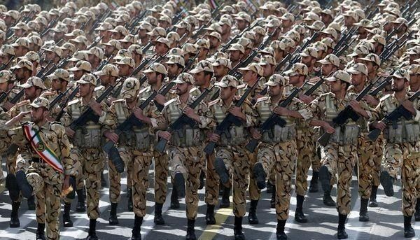 意味|警告意味十分浓重！伊朗拖出一艘假航母，当着美军面将其打爆