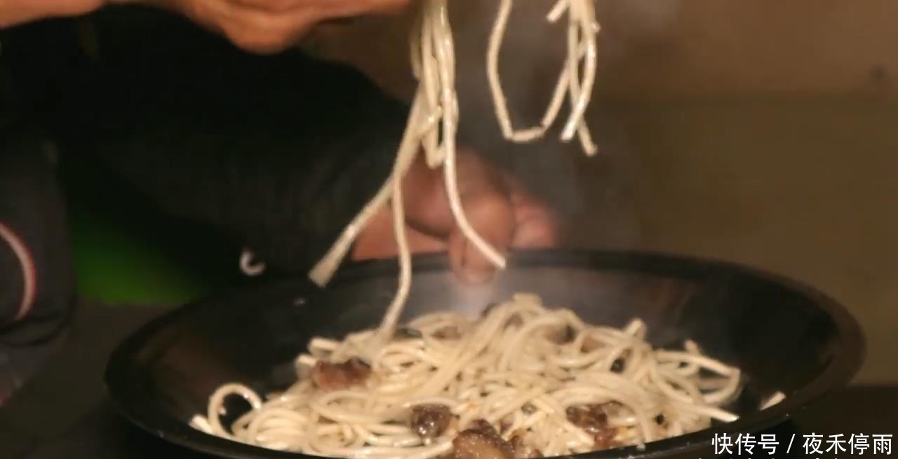 村长|中国小伙砍十斤黑猪肉拜访尼泊尔村长,村长用猪肉炒面招待我