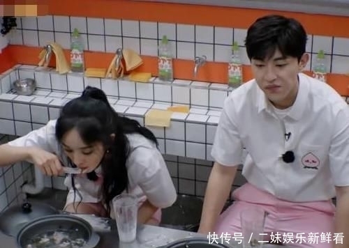 吃饭|杨幂在综艺大口吃饭时,镜头转到她的碗,里面东西叫人难以下咽