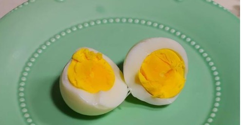 煮鸡蛋|水煮蛋时,不要只加清水煮,加一勺它,鸡蛋又香又嫩,好剥皮