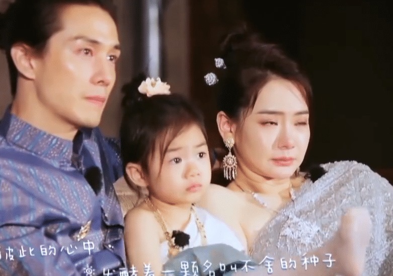 妈妈|李乐祺到底多像妈妈戚薇镜头特写母女脸蛋,全明白了