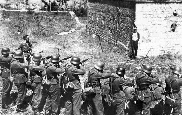 枪毙前还在微笑的四个人,中国的女娃子