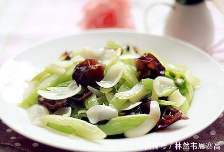  芹菜|三伏天的时令蔬菜，20元一斤有些贵，但值得吃，润肺清热还滋补