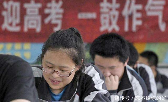 编造事实|女孩考上清华跪谢父母系摆拍，自称正能量有错吗？网友：害人不浅