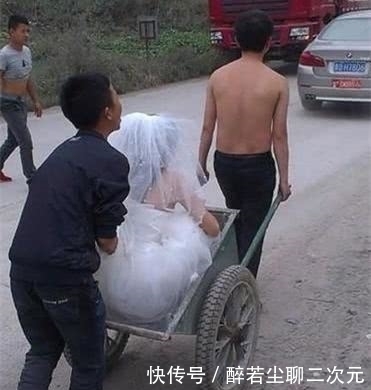 公共场合|妹子,公共场合注意点形象,许久未见也不能这么抱啊,太尴尬了啊